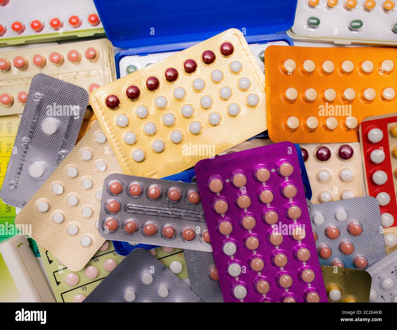 Vue de dessus pile de pilules contraceptives dans blister. Pilules contraceptives. Planification familiale. Femme hormones comprimés. Hormonothérapie substitutive. Banque D'Images