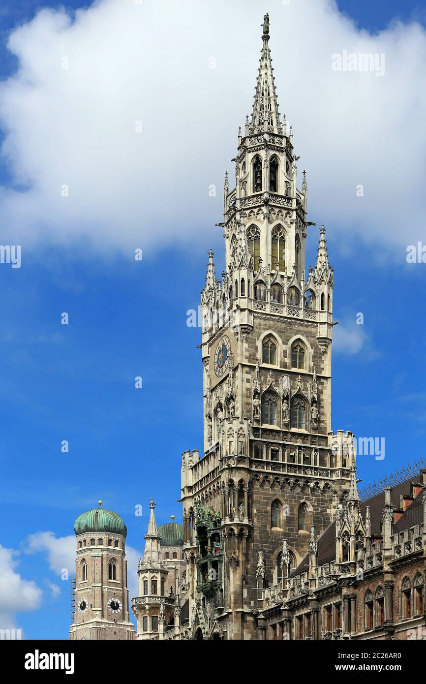 Tour de l'hôtel de ville et tour de la Frauenkirche à Munich Banque D'Images