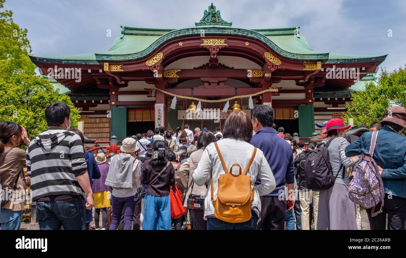 Touristes et visiteurs au sanctuaire Kameido Tenjin, Tokyo, Japon Banque D'Images