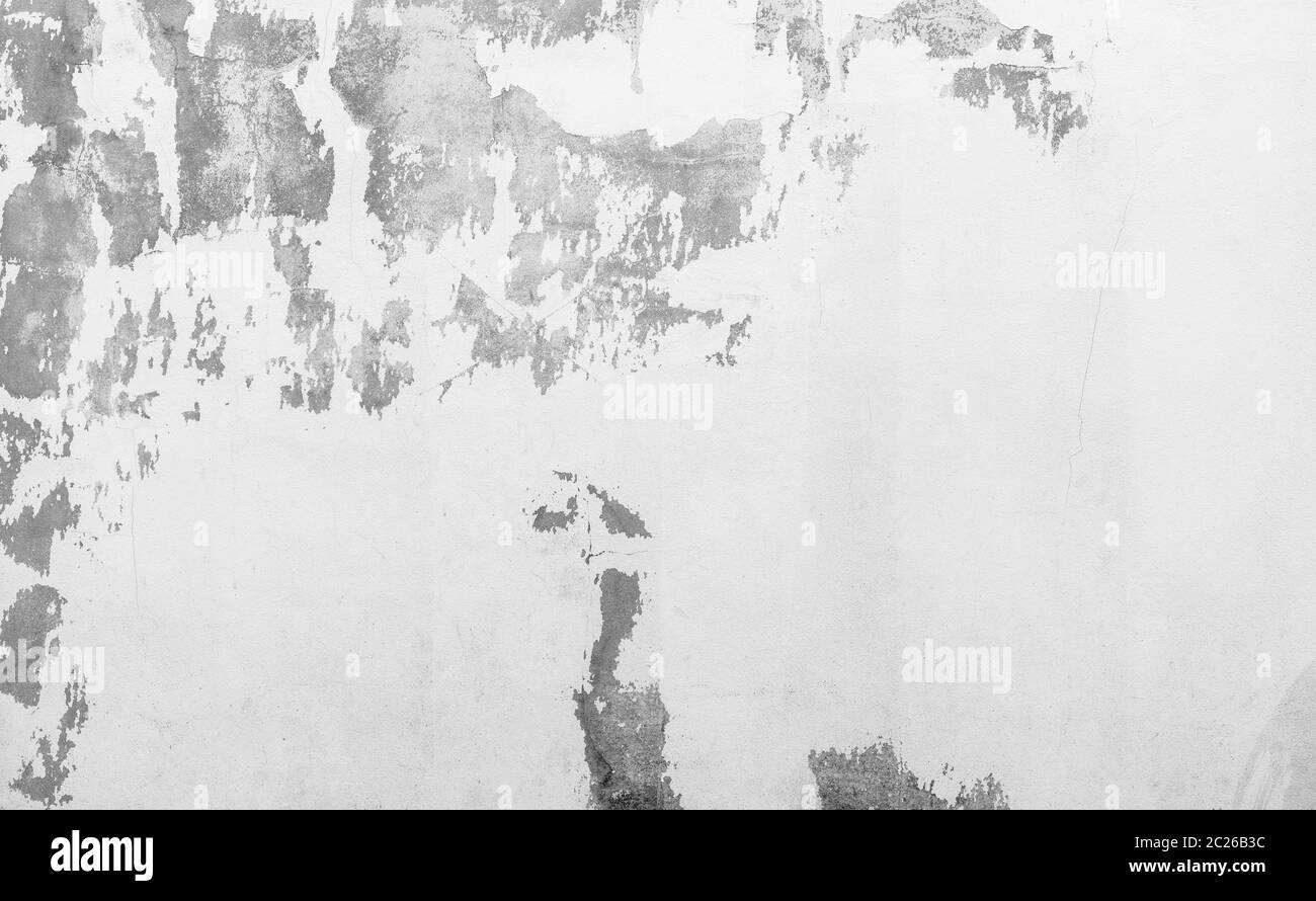 Vieux mur de béton blanc sont d'exfoliation. Mur de béton peinture texture abstrait arrière-plan. S'est détériorée au fil du temps. Fissure mur de ciment. Banque D'Images