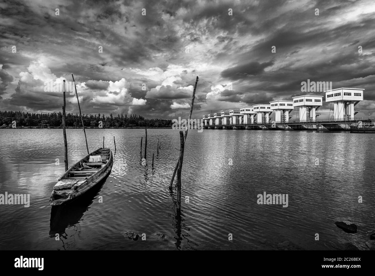 Bateau de pêche et barrière d'eau et rivière avec tempête de ciel nuageux en saison de pluie, style noir et blanc et monochrome Banque D'Images