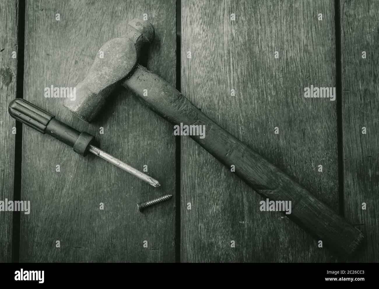 Vue de dessus du vieux marteau, tournevis et ongles sur la vieille table en bois. Outils de menuiserie pour corriger et réparer la maison. Outils de menuiserie sur un vieux workbench. Trop de bricolage Banque D'Images