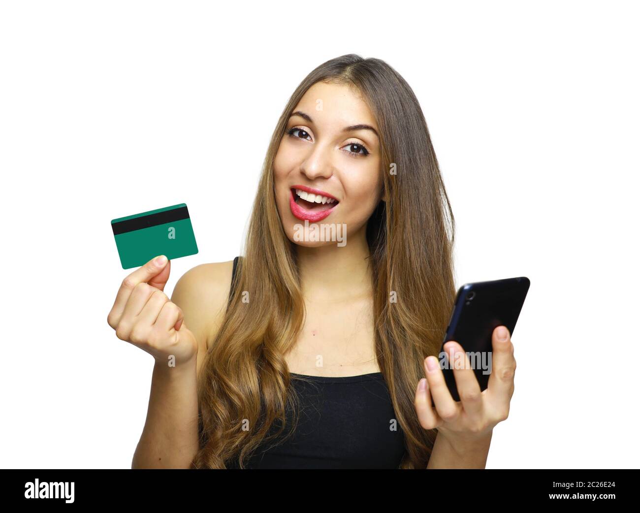 Portrait of a young girl montrant une carte de crédit en plastique tout en maintenant le téléphone mobile plus isolé sur fond blanc Banque D'Images