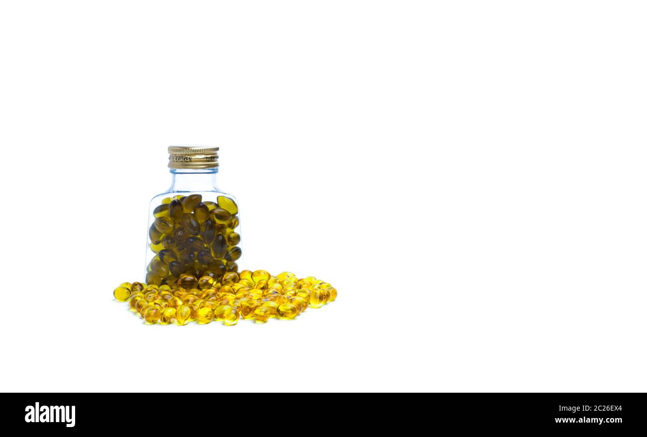 Huile de foie de morue en bouteille de plastique translucide avec étiquette vierge sur fond blanc. Source d'oméga-3 et de vitamine A et D pour le développement de la croissance et l'abs Banque D'Images