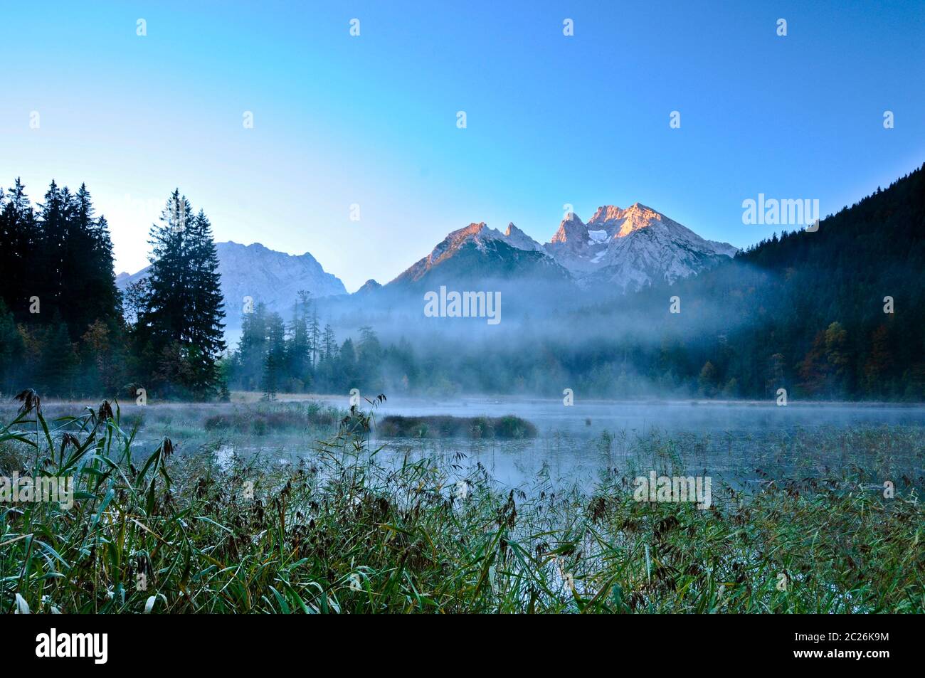 Lumière de brouillard levant sur le 'Taubensee' -Haut de Hochkalter 2607 m à l'aube du matin Banque D'Images