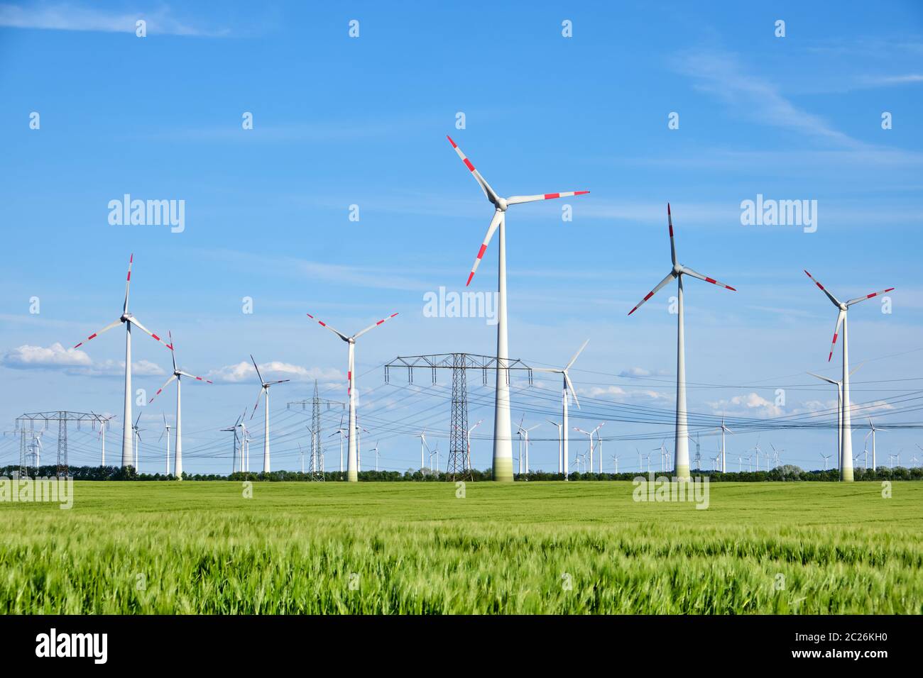 Les roues du vent et les lignes électriques vu en Allemagne Banque D'Images