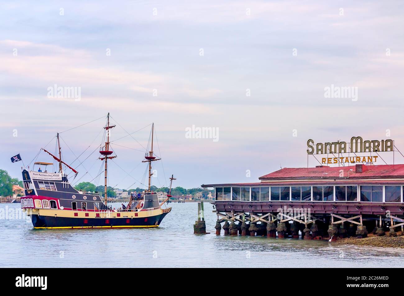 Le bateau pirate Black Raven emmène les touristes sur une croisière de coureurs de rhum près du restaurant Santa Maria, le 10 avril 2015, à St. Augustine, Floride. Banque D'Images