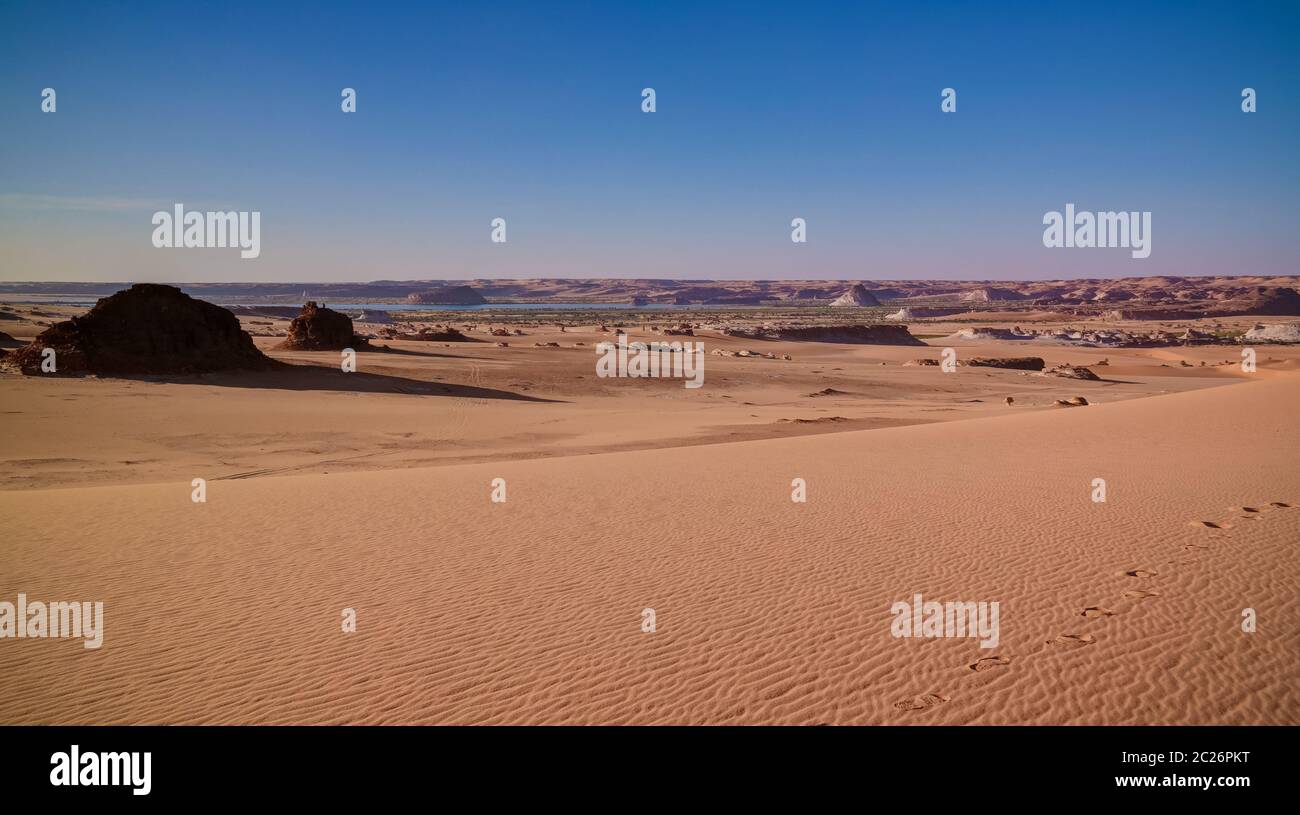 Vue panoramique aérienne sur les lacs Djiara, Ahoita, Daleyala et Boukkou, groupe de lacs d'Ounianga Serir à Ennedi, Tchad Banque D'Images
