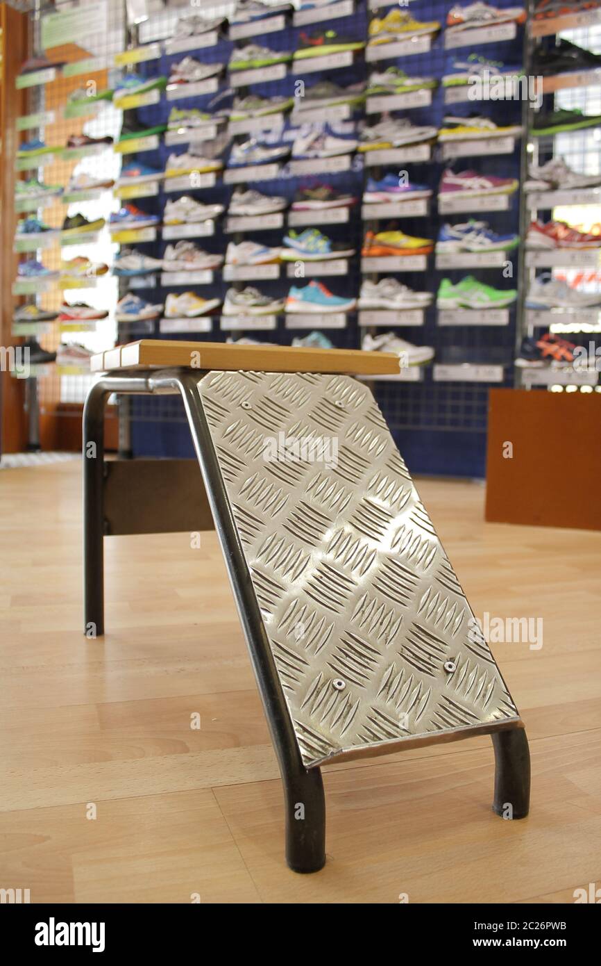 Variété de chaussures de running dans un magasin. Santé Banque D'Images