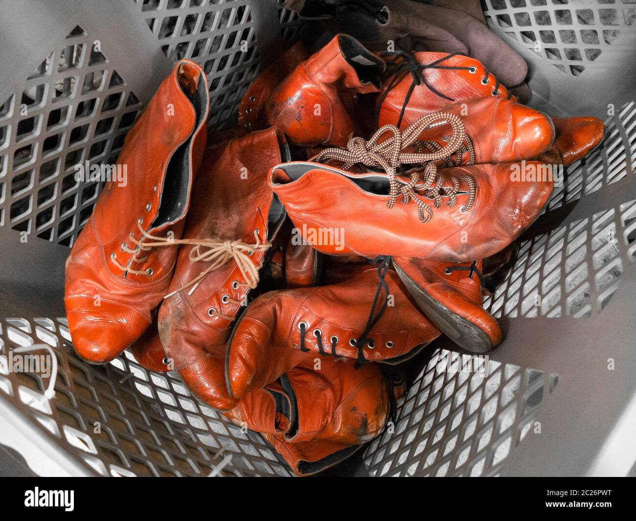 Un tas de vieilles chaussures rouges pour femmes Banque D'Images