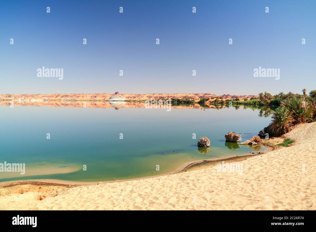 Vue panoramique sur le lac Teli, groupe de lacs d'Ounianga Serir à Ennedi, Tchad Banque D'Images