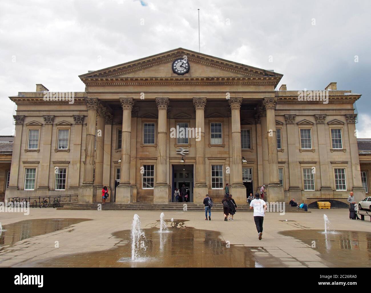 les gens de la place saint georges huddersfield devant la façade de la gare historique victorienne Banque D'Images