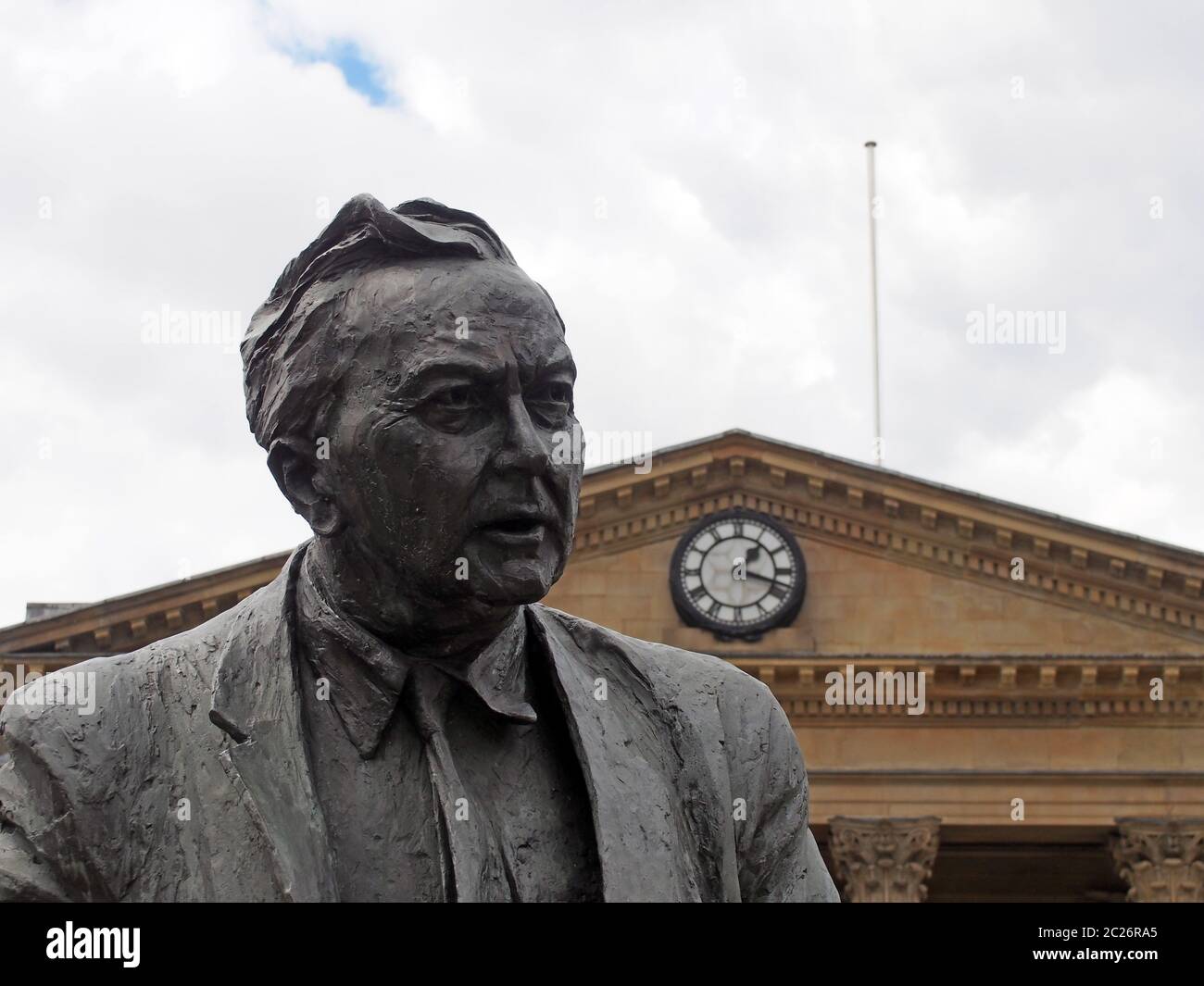 Statue de l'ancien premier ministre fondateur de l'Open University, Harold Wilson. Homme politique du travail, à l'extérieur du chemin de fer de Huddersfield Banque D'Images