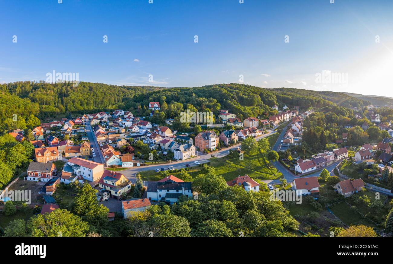 Photo aérienne de Gernrode dans les montagnes de Harz Banque D'Images