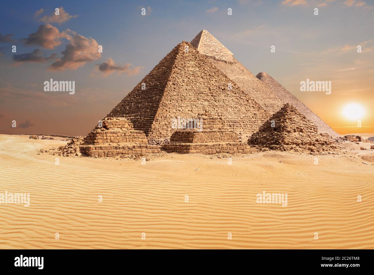 Célèbres pyramides de Gizeh, beau coucher de soleil photo. Banque D'Images