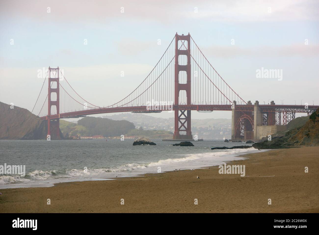 Vue plus rapprochée du Golden Gate Bridge depuis Baker Beach Banque D'Images