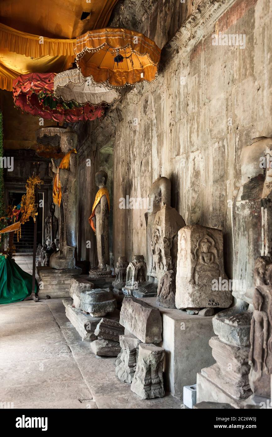 Angkor wat, intérieur et statues à la porte occidentale, Siem Reap, Cambodge, Asie du Sud-est, Asie Banque D'Images