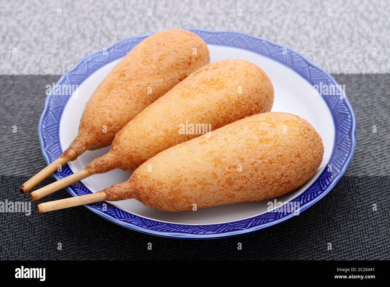 Les chiens de maïs sur une assiette. Cette nourriture est appelé American Dog dans tout le Japon. Banque D'Images