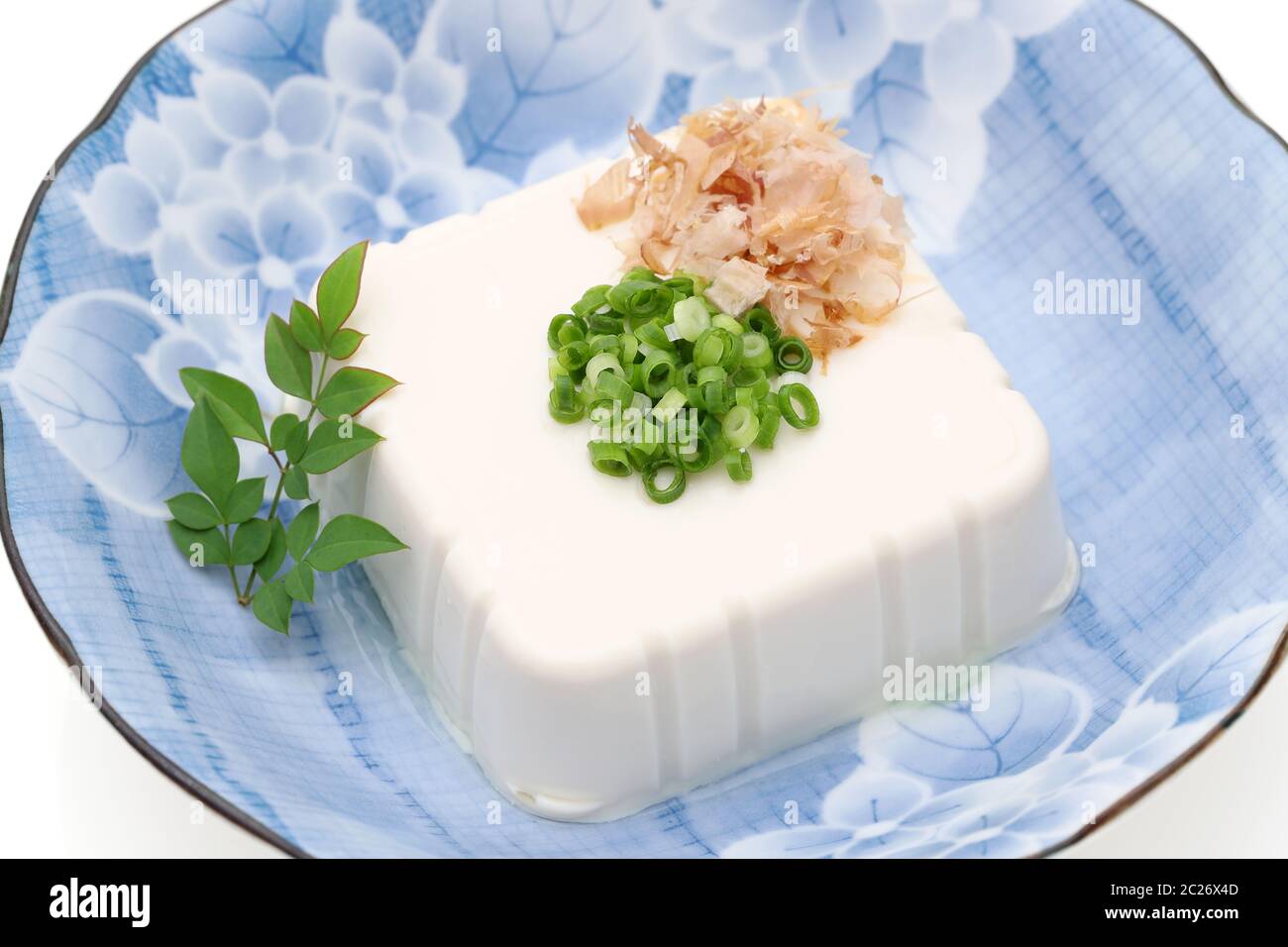 Cuisine japonaise, tofu japonais doux et froid dans un bol sur fond blanc Banque D'Images