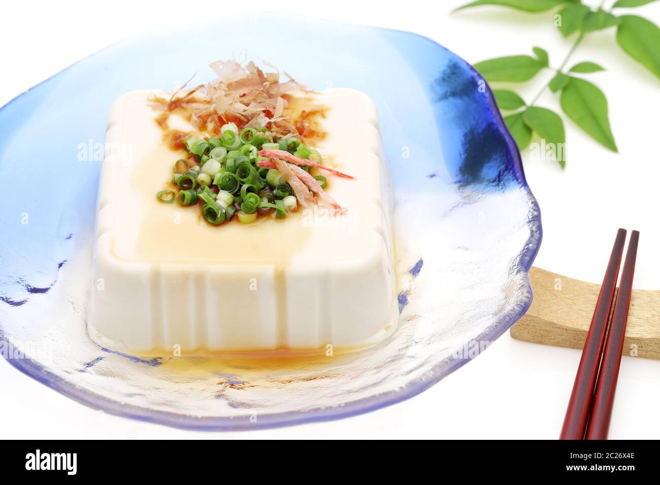 Cuisine japonaise, tofu froid mou japonais dans une plaque de verre sur fond blanc Banque D'Images