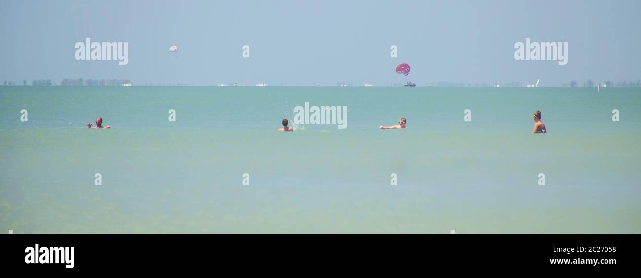 Les gens en mer au large de la plage de fort Myers, Floride, États-Unis Banque D'Images