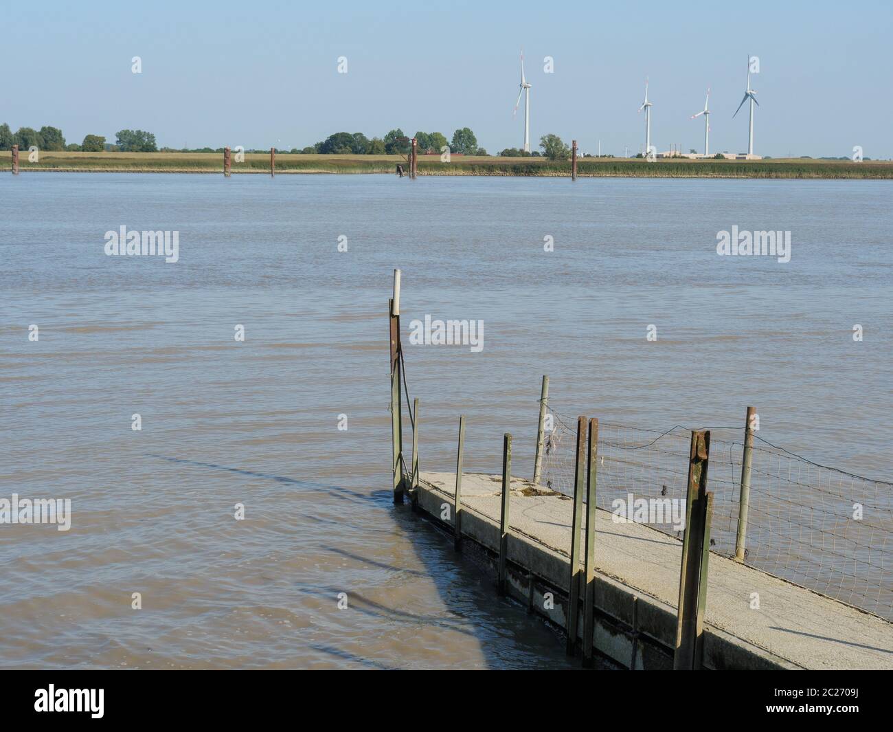 le petit village de ditzum à la rivière ems Banque D'Images