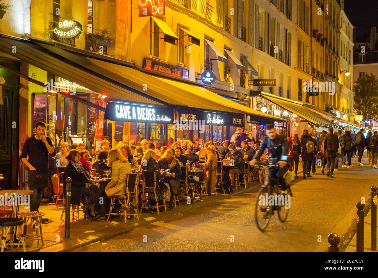 People Street restaurant Paris nuit Banque D'Images