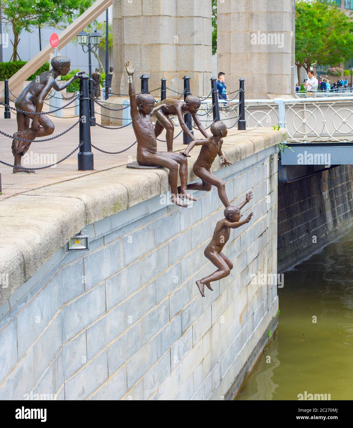 Garçons sautant dans l'eau satue Banque D'Images