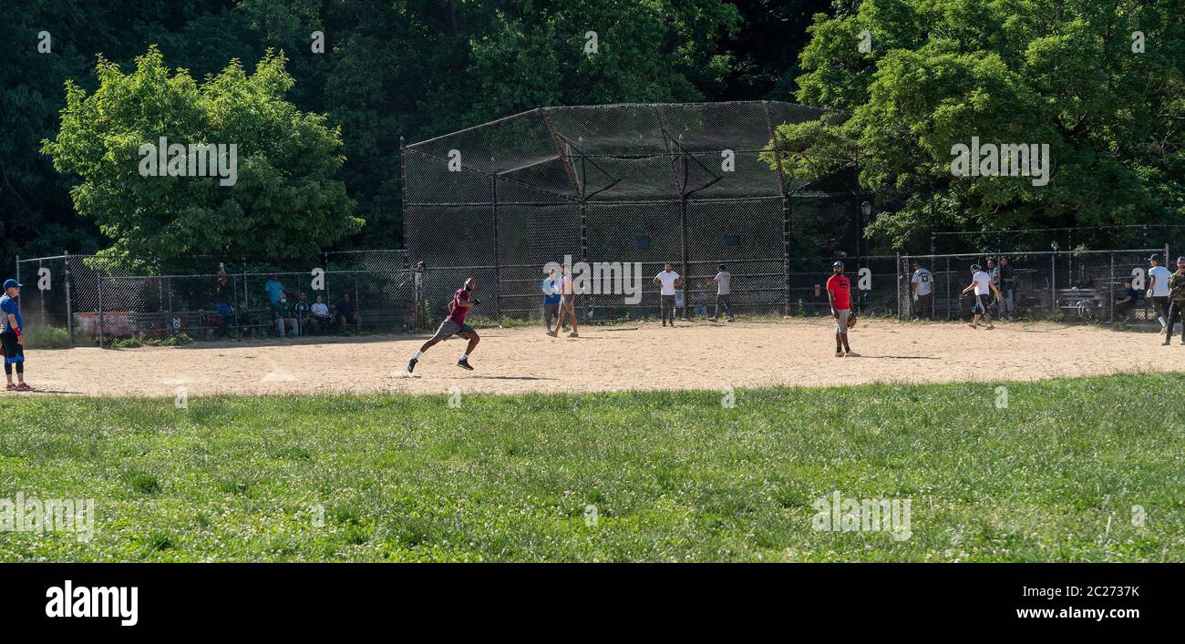 New York, États-Unis. 16 juin 2020. Les gens défient l'ordre exécutif du maire, les jeunes hommes vus jouer au baseball dans Inwood Hill Park Athletic Fields à New York le 16 juin 2020. Les gens n'ont pas suivi les directives de CDC sur le port de masques faciaux et le maintien des distances sociales. (Photo de Lev Radin/Sipa USA) crédit: SIPA USA/Alay Live News Banque D'Images