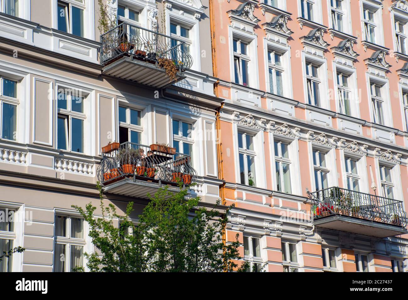 Certaines façades de la construction résidentielle ancienne rénovée vu à le quartier de Prenzlauer Berg à Berlin, Allemagne Banque D'Images
