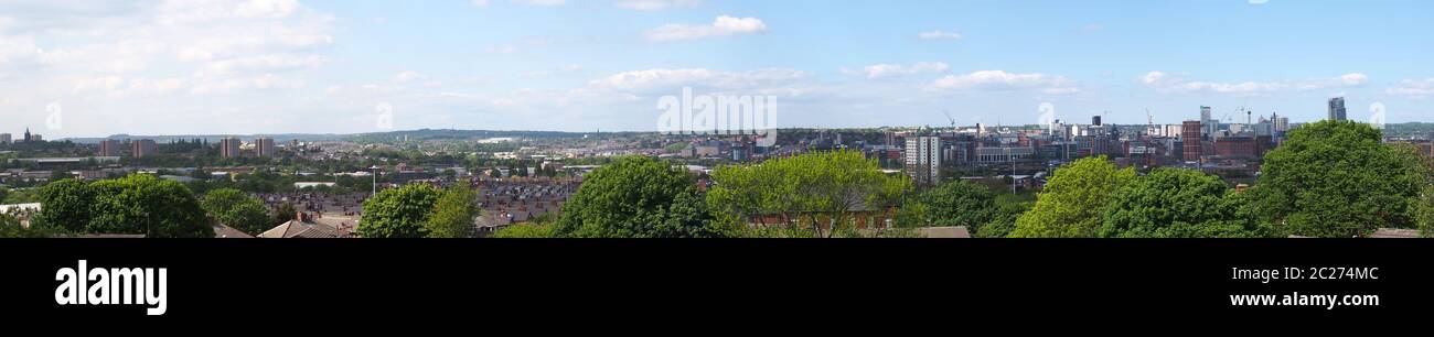 une vue panoramique panoramique sur le centre-ville de leeds et les quartiers environnants avec tours appartements routes et bâtiments commerciaux Banque D'Images