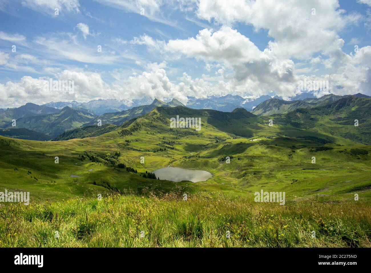 Collines d'autriche avec lac et nuages Banque D'Images