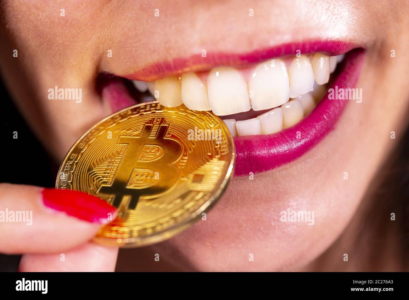 Pièce de monnaie en Bitcoin dans la bouche de la femme Photo Stock - Alamy