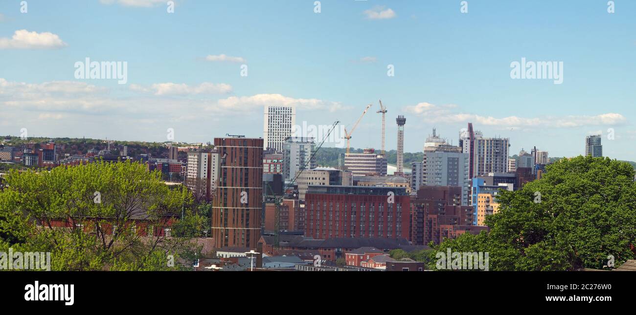 une vue panoramique panoramique sur tout le centre-ville de leeds avec tours appartements routes et bâtiments commerciaux entourés Banque D'Images