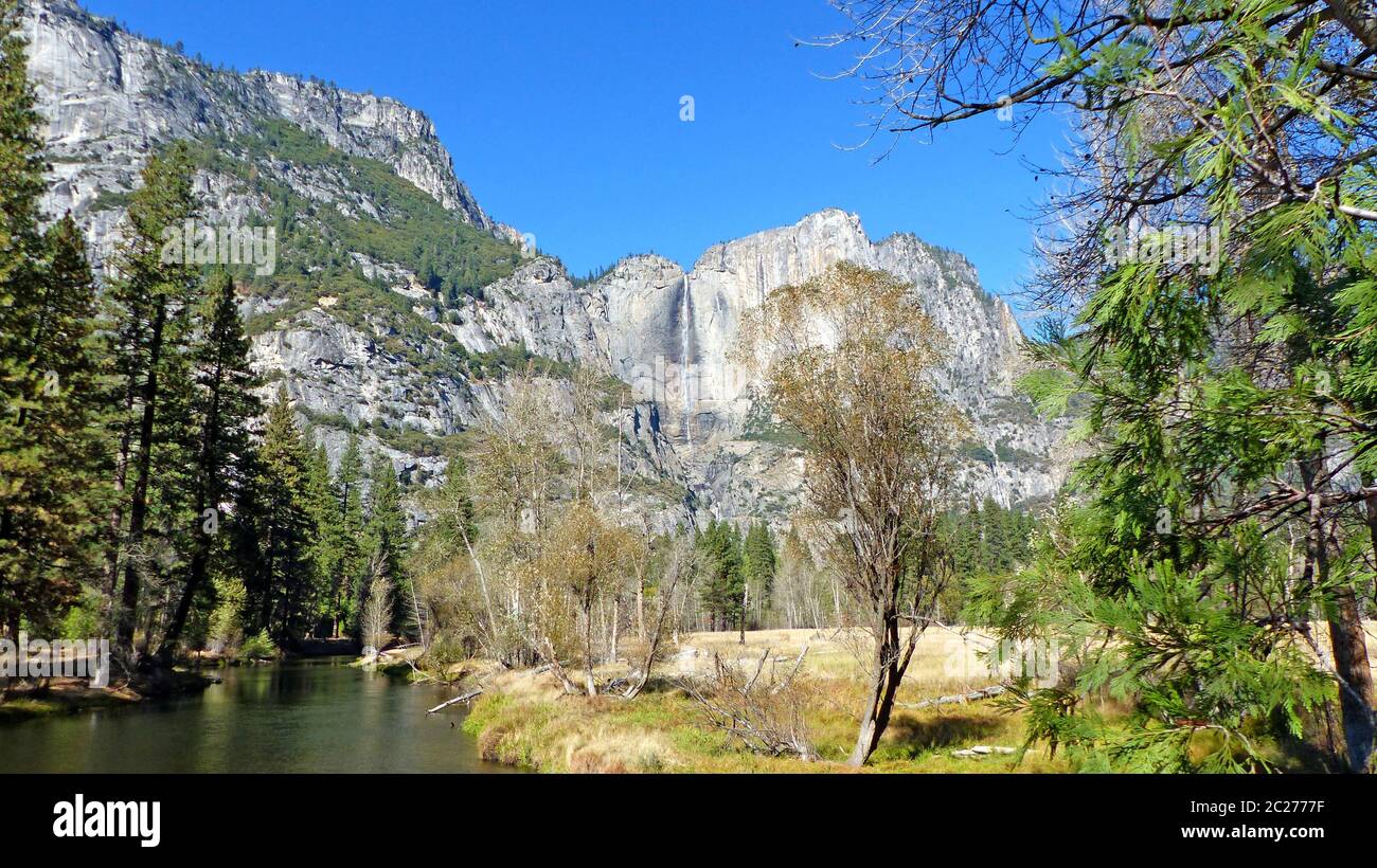 Der Merced River im Yosemite Valley im Yosemite-Nationalpark à Kalifornien, Markante Felsen der Sierra Nevada mit Yosemite Falls, Landschaft im Herbs Banque D'Images