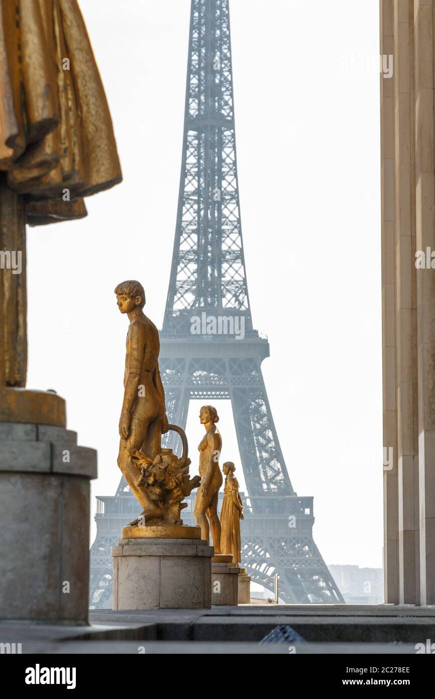 Paris, France, Mars 27 2017: Rangée de statues d'or, place du Trocadéro dans la ville de Paris, un matin d'été, en face de l'Eiffe Banque D'Images