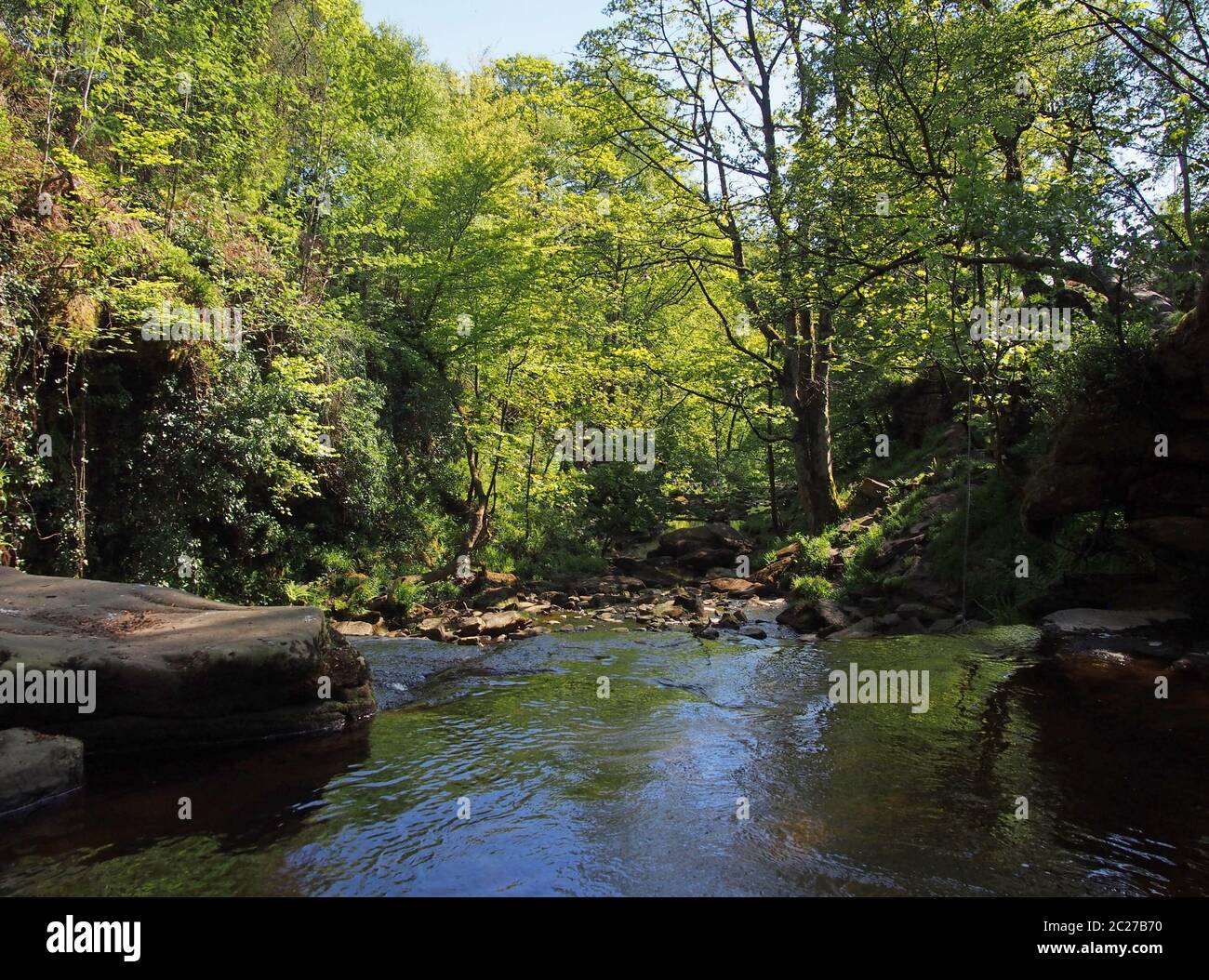 vue sur la rivière et la vallée de la vallée de la boisée à la crimsworth dean près de la pointe de puits dans le yorkshire de l'ouest de caldington Banque D'Images