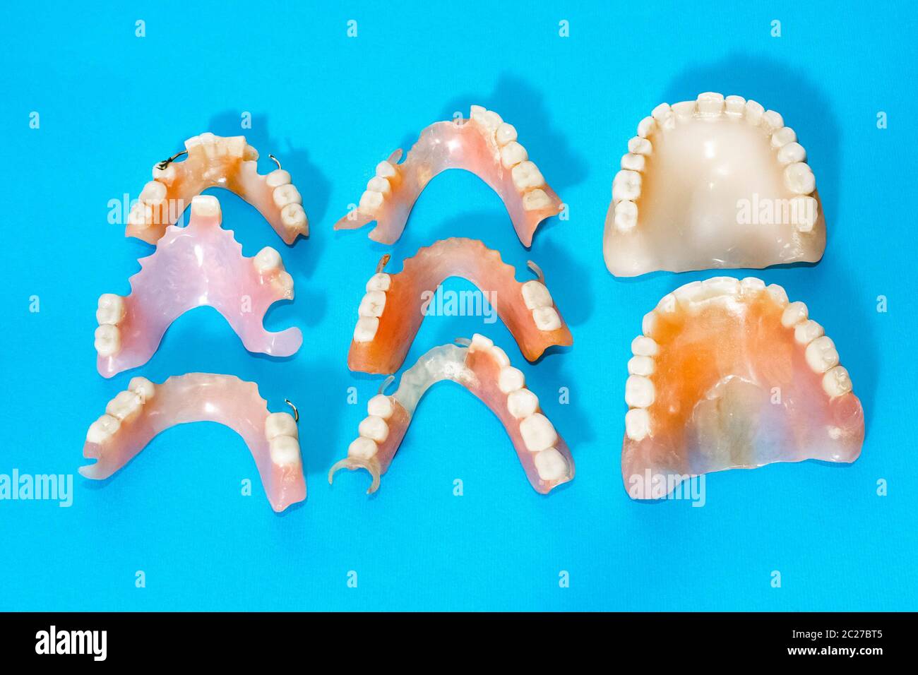 Dentiers amovibles souples, dépourvue de nylon, hypoallergénique exemptés de monomère sur le tableau noir. Banque D'Images