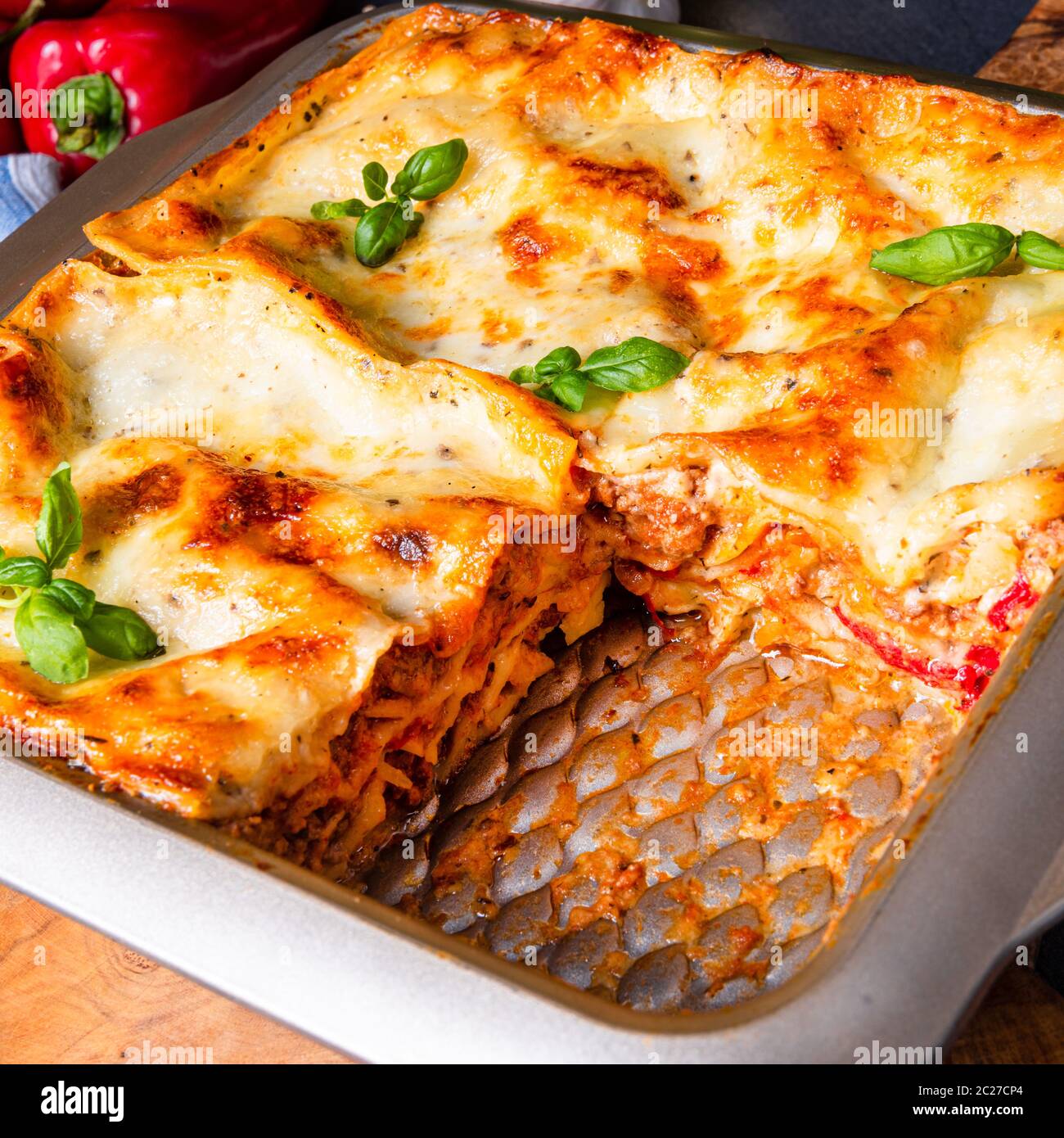 lasagnes épicées rustiques au basilic sur l'étain. Banque D'Images