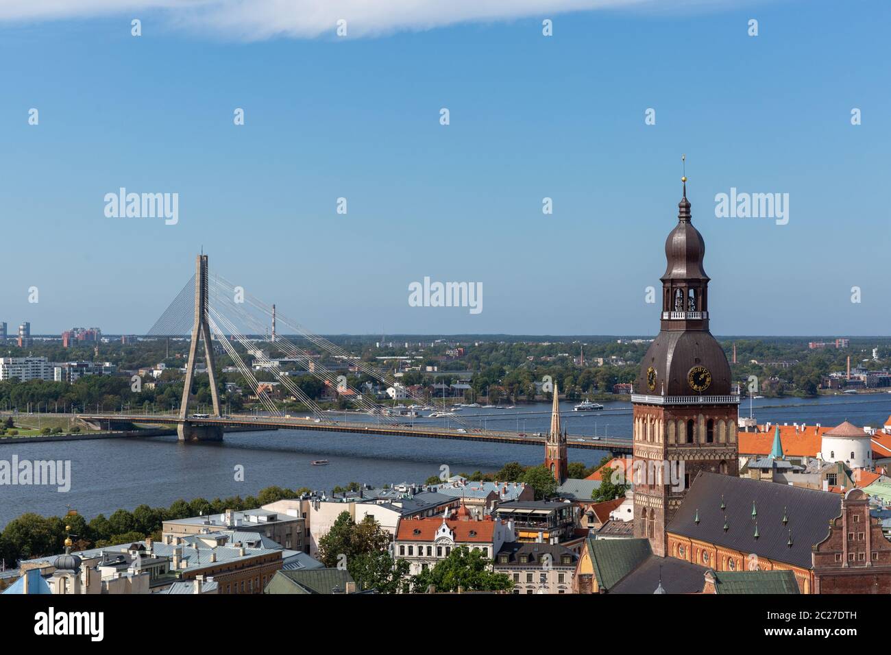 Vue sur la vieille ville et le fleuve Daugava à partir de l'église Saint Pierre, Riga, Lettonie Banque D'Images