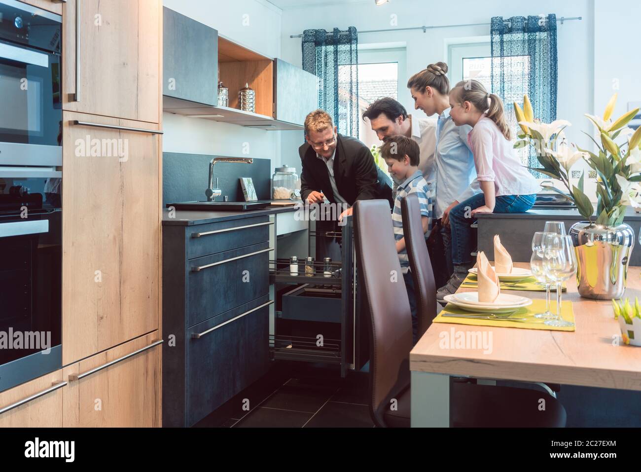 Les familles avec enfants à la recherche de la cuisine de showroom qui souhaitent remplacer leur vieux modèle avec un style moderne Banque D'Images