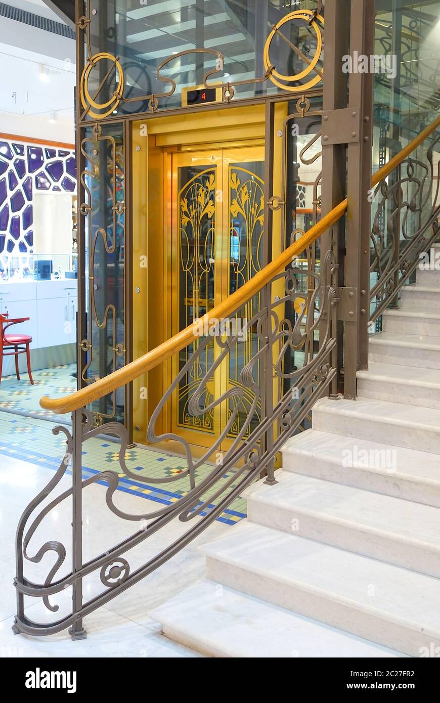 Intérieur de style moderne, l'entrée de l'ascenseur et un fragment des escaliers Banque D'Images