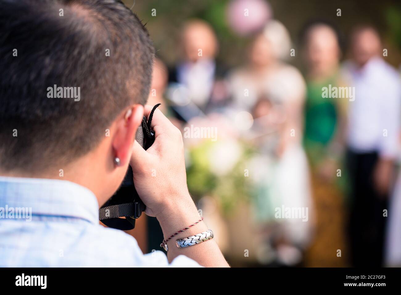 Photographe de mariage prenant une photo de cérémonie Banque D'Images