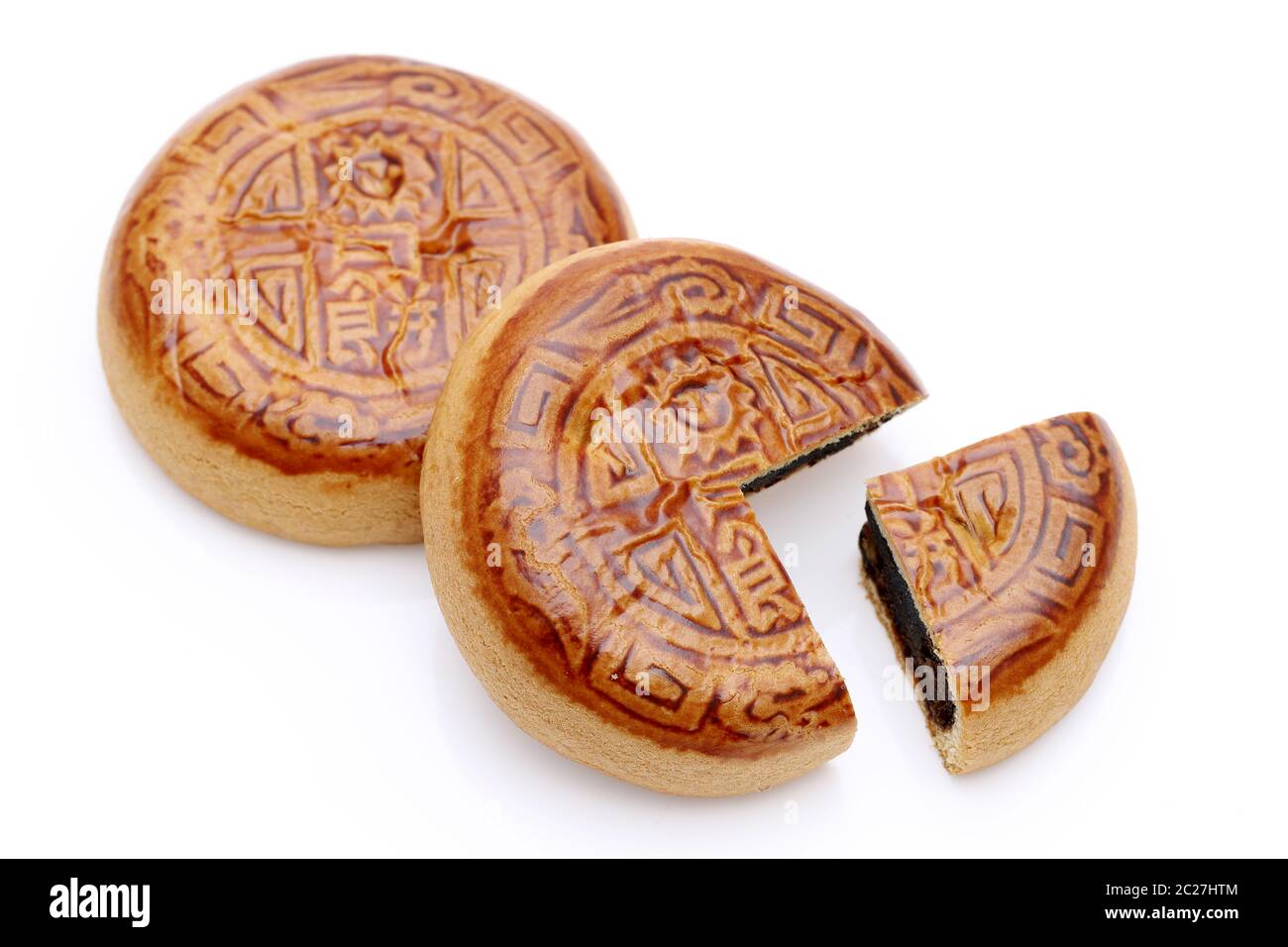 Gâteau de lune traditionnel pour le festival chinois de mi-automne, sur fond blanc Banque D'Images