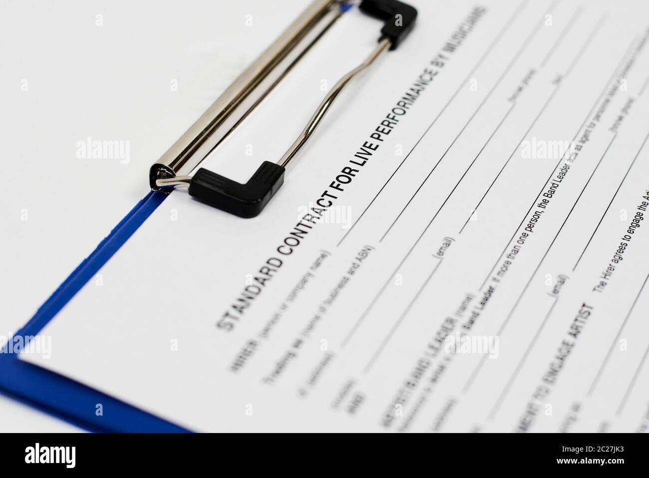 Signature d'un contrat standard pour les spectacles en direct par des musiciens. Un musicien remplissant un contrat de performance live Banque D'Images