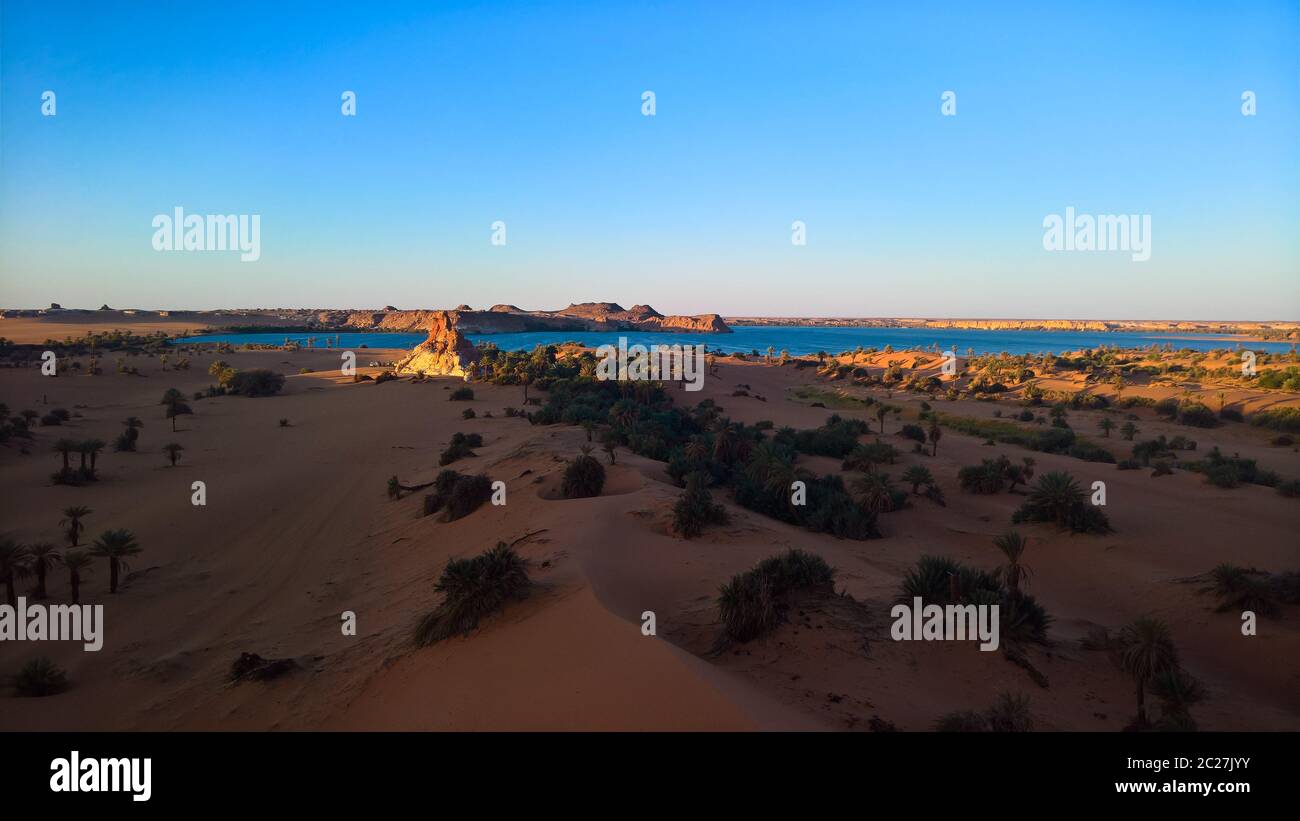 Lever de soleil aérien vue panoramique sur le groupe de lacs YOA des lacs d'Ounianga kebir à Ennedi, Tchad Banque D'Images