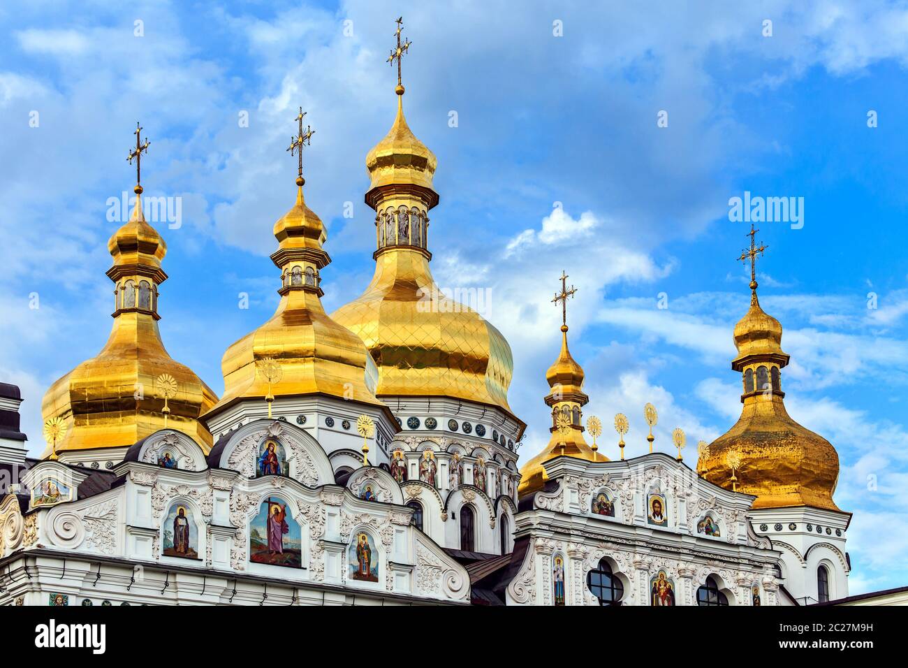 Coupoles d'or avec des croix de la cathédrale de l'Assomption de la Vierge bénie Marie à Kiev Pechersk Lavra monastère orthodoxe, Kiev, Ukraine Banque D'Images
