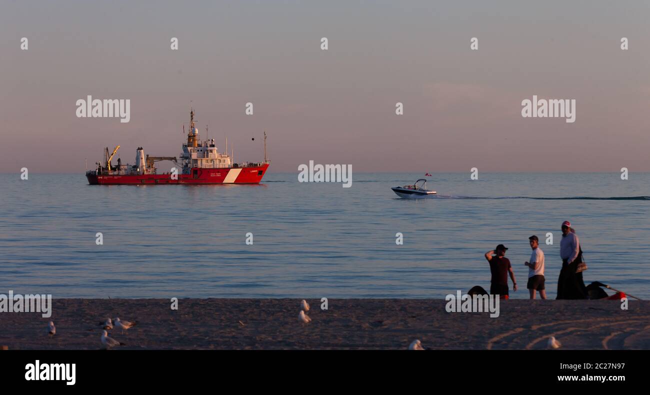 Port Stanley, Canada - le 16 juin 2020. Le navire de la Garde côtière canadienne Limnos est ancré sur le lac Érié au large de la plage de Port Stanley, pendant que le navire et l'équipage effectuent des exercices d'entraînement. Mark Spowart/Alay Live News. Banque D'Images