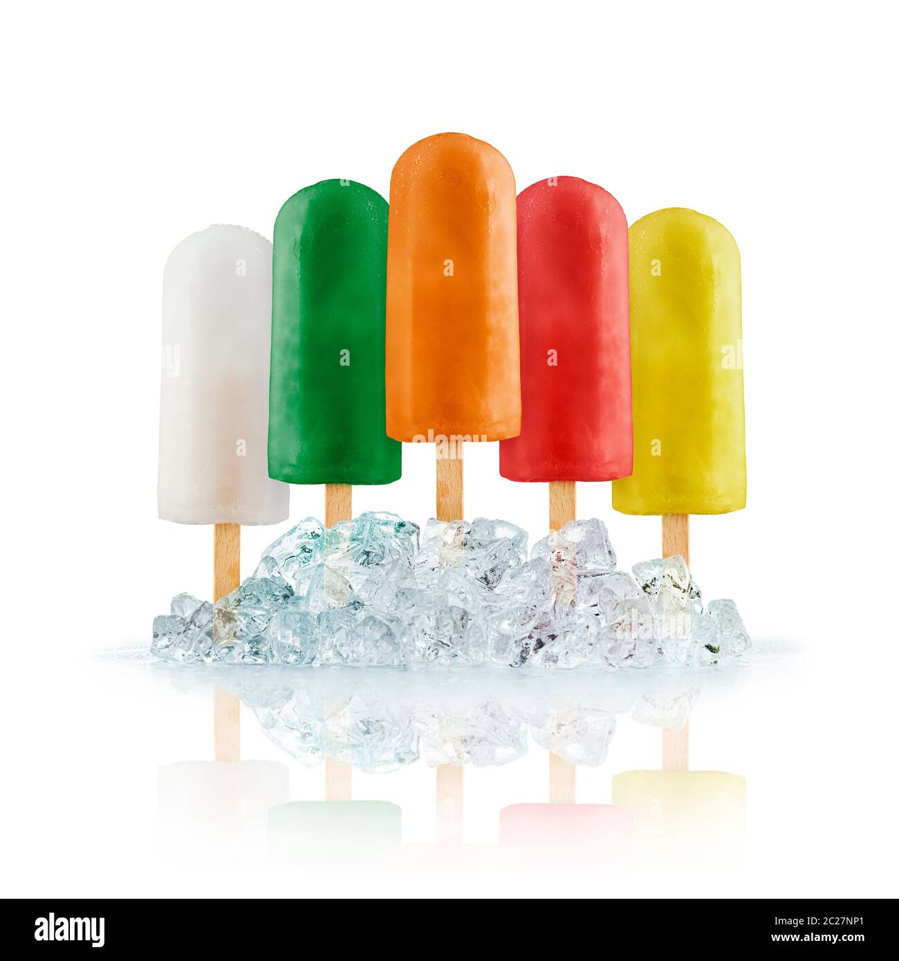 Variété de fruits ice lolly sur des cubes de glace, sur fond blanc Banque D'Images