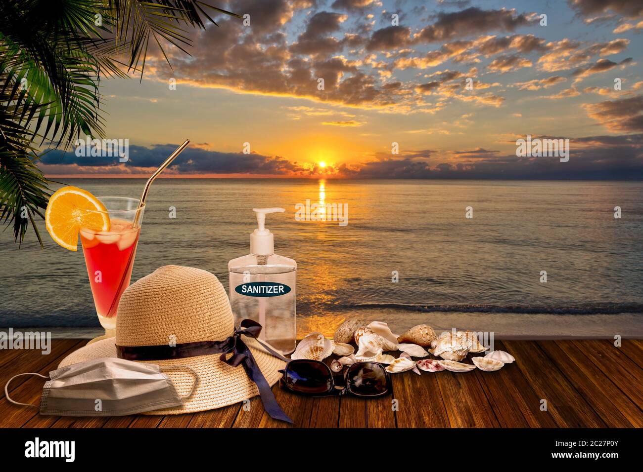 Vacances dans la nouvelle normalité après la pandémie du coronavirus COVID-19. Concept de tourisme montrant la plage de coucher de soleil avec désinfectant pour les mains, masque médical pour le visage parmi b Banque D'Images